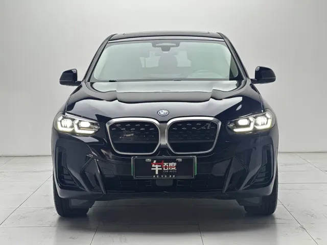 BMW iX3 — Фото автомобиля 2