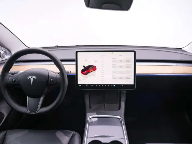 Tesla Model 3 — Фото автомобиля 13