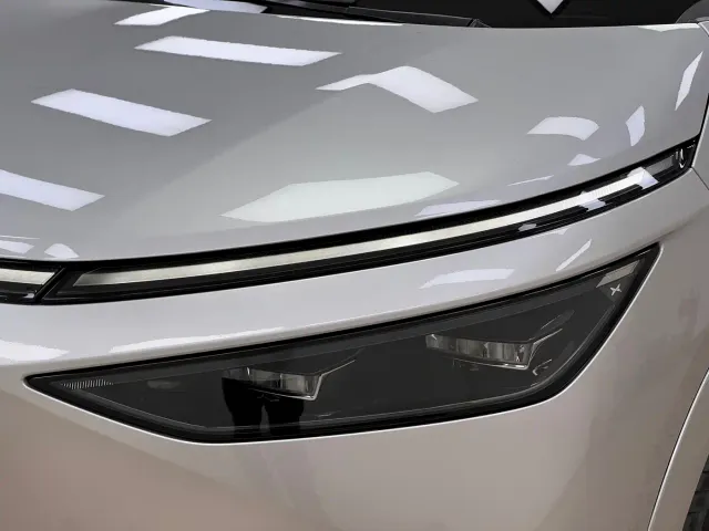 Xpeng X9 — Фото автомобиля 8