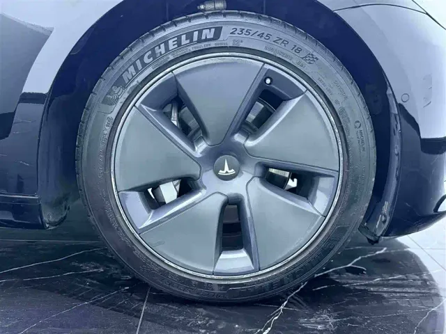 Tesla Model 3 — Фото автомобиля 10