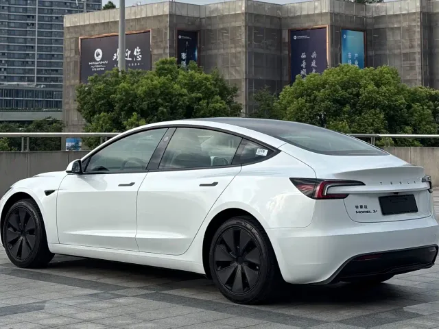 Tesla Model 3 — Фото автомобиля 6