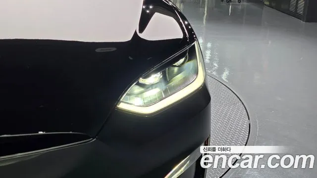 Tesla Model X — Фото автомобиля 22
