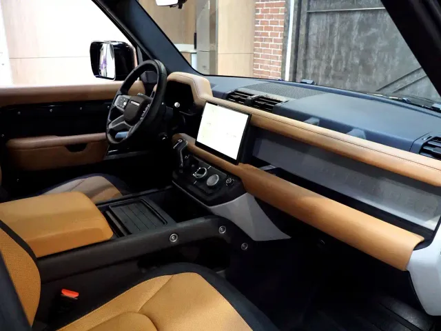 Land Rover Defender — Фото автомобиля 7