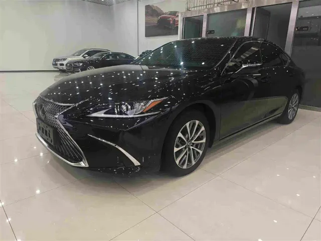Фотография автомобиля — Lexus ES