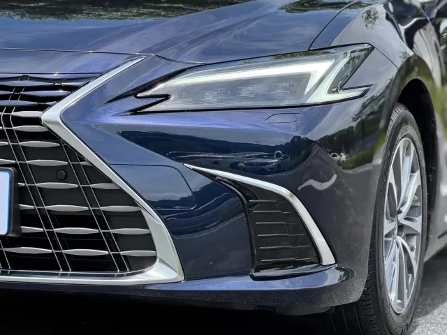 Lexus ES — Фото автомобиля 18