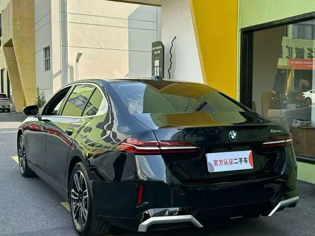 BMW 5 Series — Фото автомобиля 9