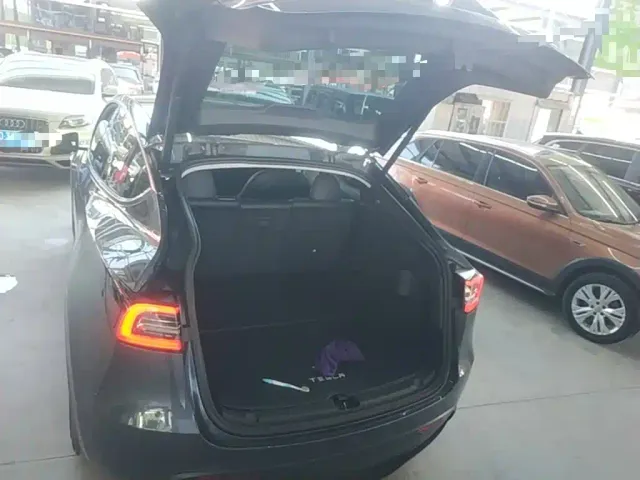Tesla Model Y — Фото автомобиля 18