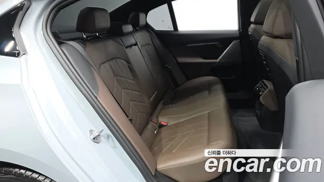 BMW 5-Series — Фото автомобиля 12