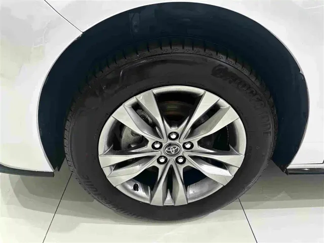 Toyota Sienna — Фото автомобиля 4