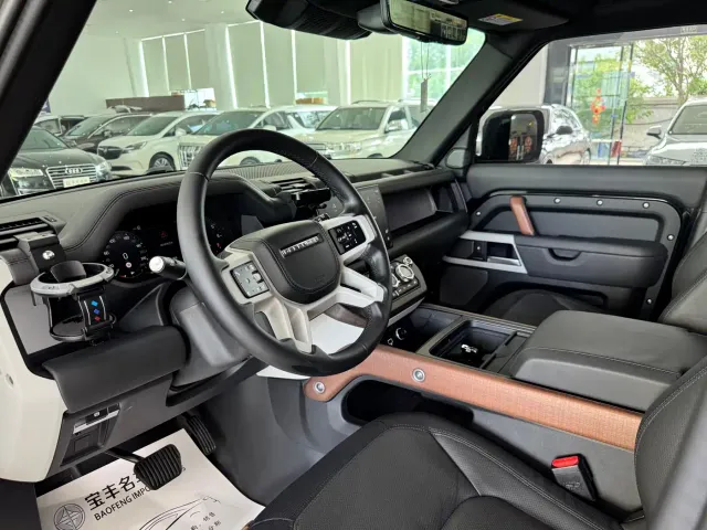 Land Rover Defender — Фото автомобиля 4