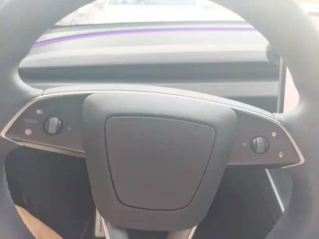 Tesla Model Y L — Фото автомобиля 7