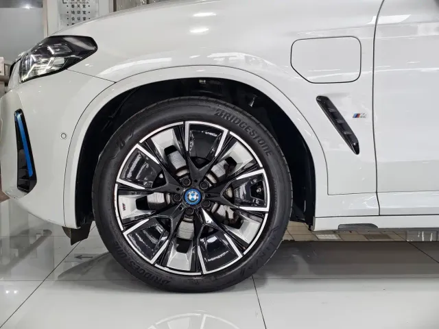 BMW iX3 — Фото автомобиля 7
