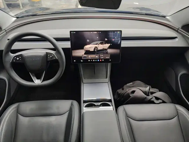 Tesla Model 3 — Фото автомобиля 9