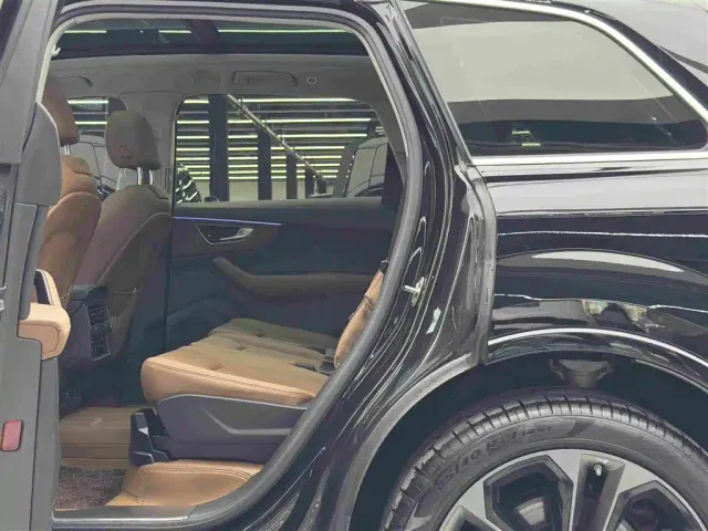 Audi Q7 — Фото автомобиля 9