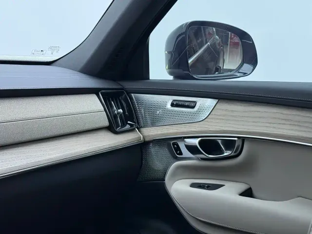 Volvo XC90 — Фото автомобиля 25
