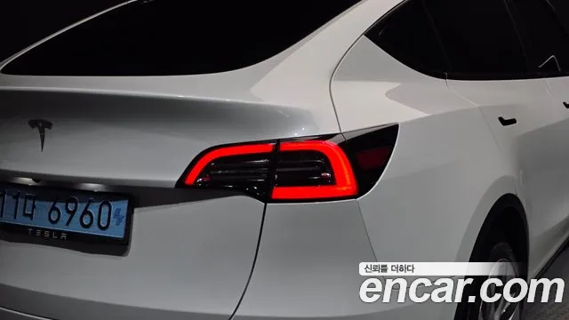 Tesla Model Y — Фото автомобиля 23