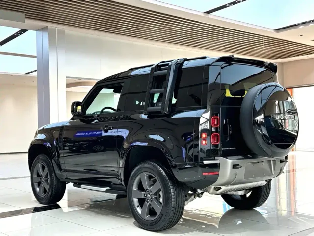 Land Rover Defender — Фото автомобиля 5