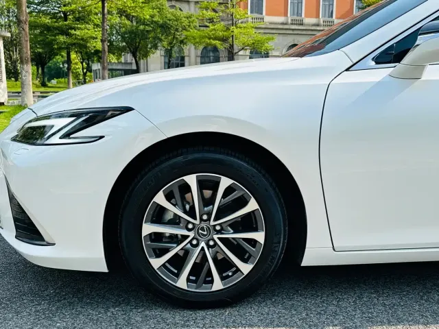Lexus ES — Фото автомобиля 10