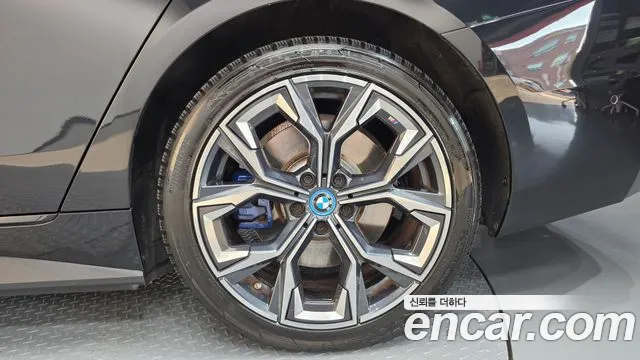 BMW i4 — Фото автомобиля 6