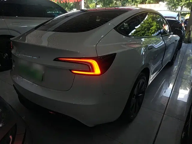 Tesla Model 3 — Фото автомобиля 6