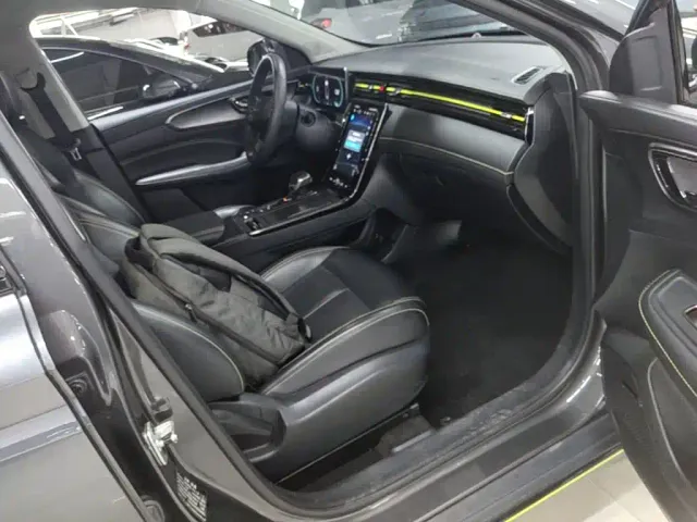 Roewe RX5 — Фото автомобиля 24
