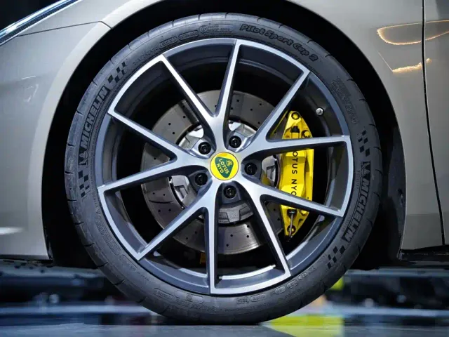 Lotus Emira — Фото автомобиля 2