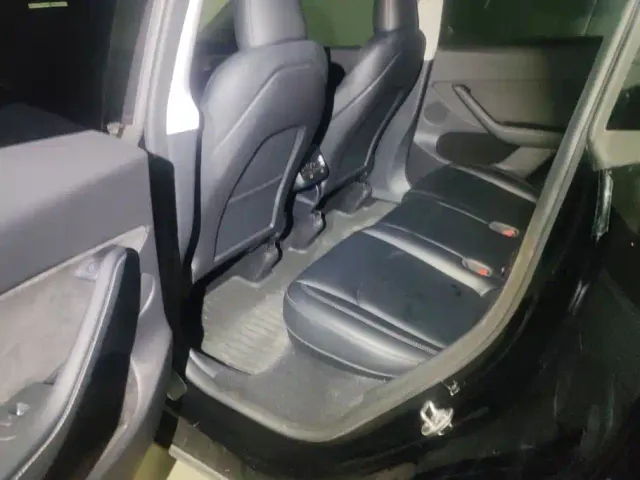Tesla Model Y — Фото автомобиля 11