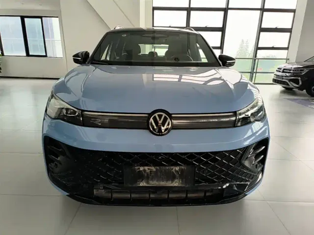Volkswagen Tiguan L — Фото автомобиля 2