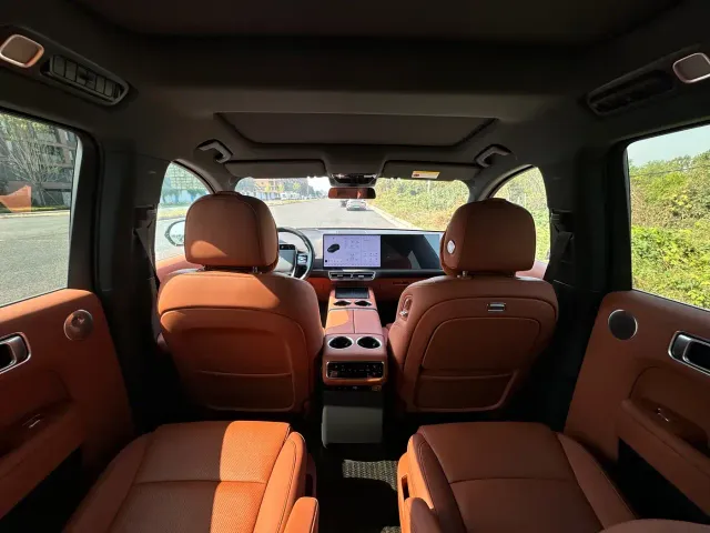 Li Auto L8 — Фото автомобиля 22