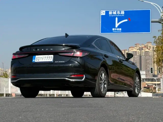 Lexus ES — Фото автомобиля 19