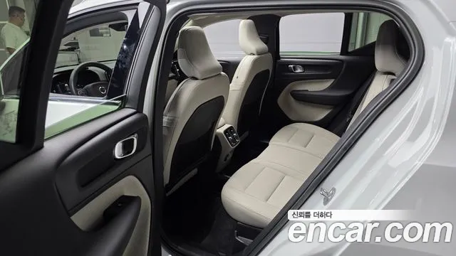 Volvo XC40 — Фото автомобиля 17