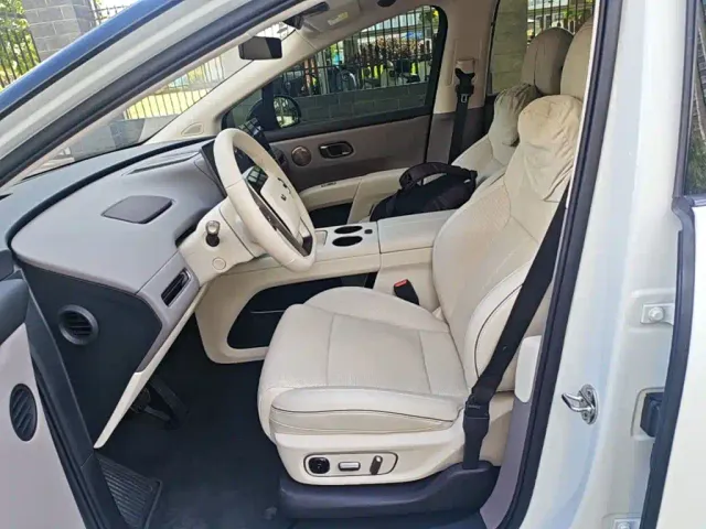 Li Auto i8 — Фото автомобиля 14