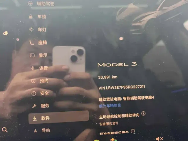 Tesla Model 3 — Фото автомобиля 10