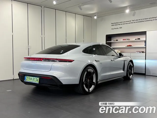 Porsche Taycan — Фото автомобиля 2