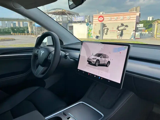 Tesla Model Y — Фото автомобиля 13