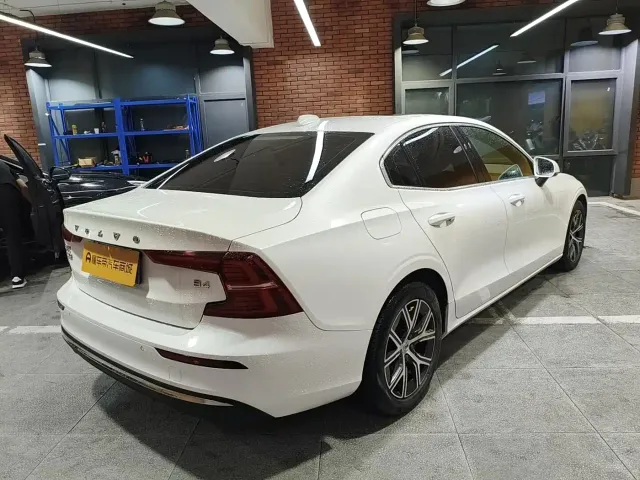 Volvo S60 — Фото автомобиля 4