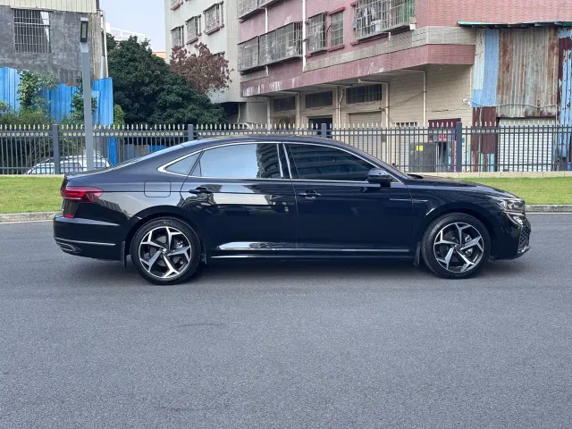 Volkswagen Passat — Фото автомобиля 14