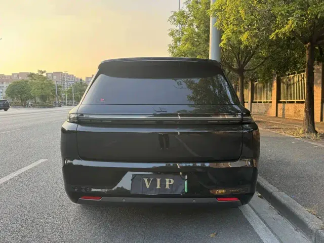 Li Auto L8 — Фото автомобиля 9