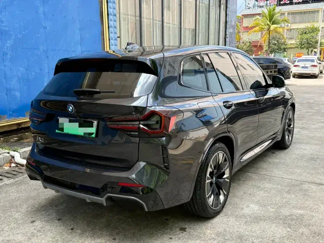 BMW iX3 — Фото автомобиля 4