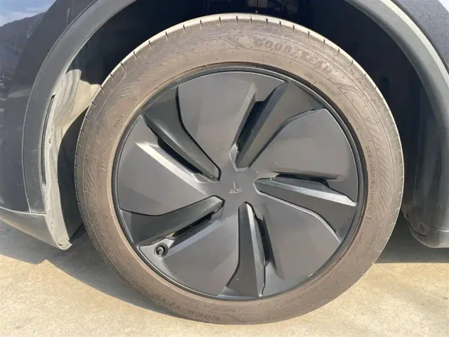 Tesla Model Y — Фото автомобиля 8