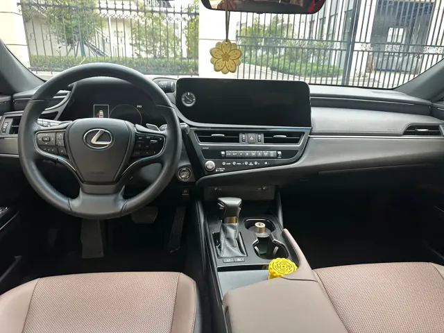 Lexus ES — Фото автомобиля 9