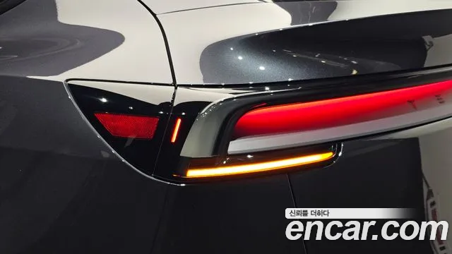 Tesla Model Y — Фото автомобиля 8
