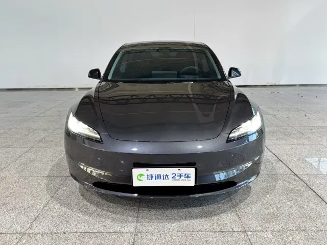 Tesla Model 3 — Фото автомобиля 4