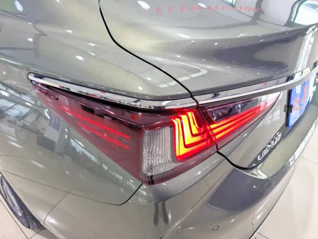 Lexus ES — Фото автомобиля 13