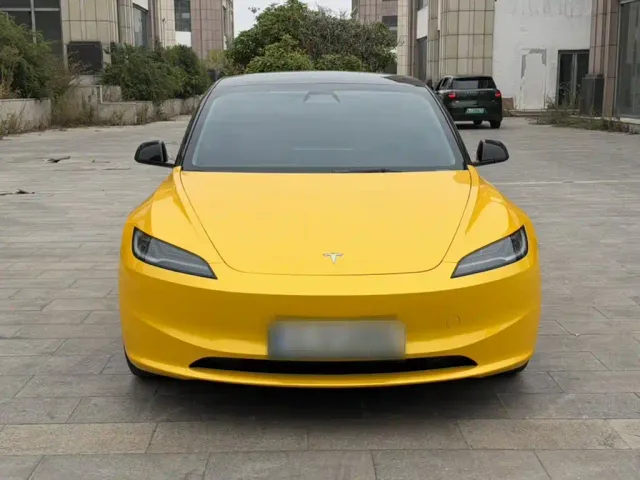 Tesla Model 3 — Фото автомобиля 11