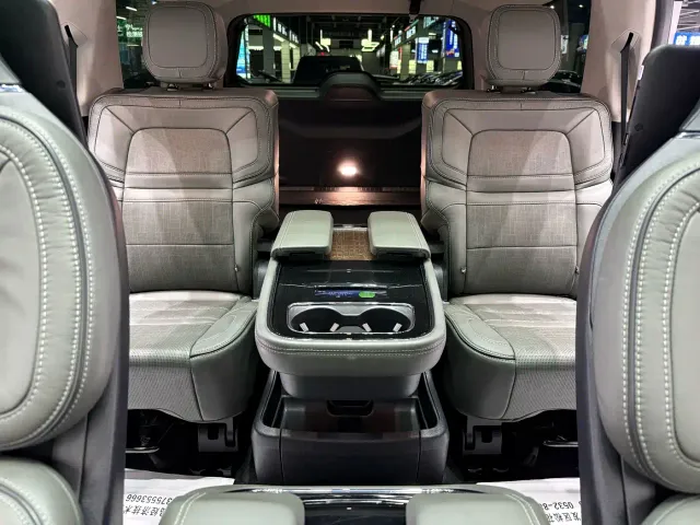 Lincoln Navigator — Фото автомобиля 4