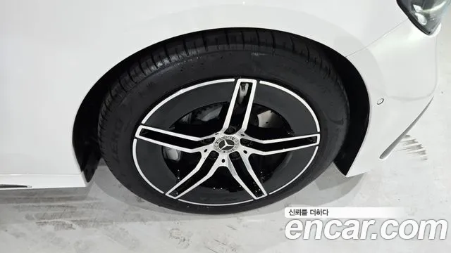 Mercedes-Benz E-Class — Фото автомобиля 5