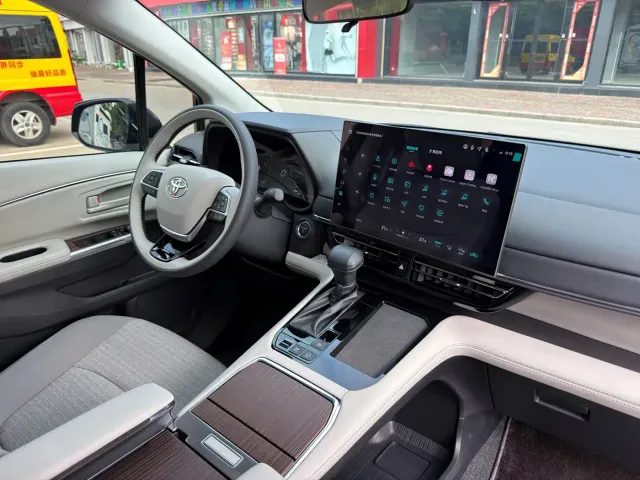 Toyota Sienna — Фото автомобиля 11