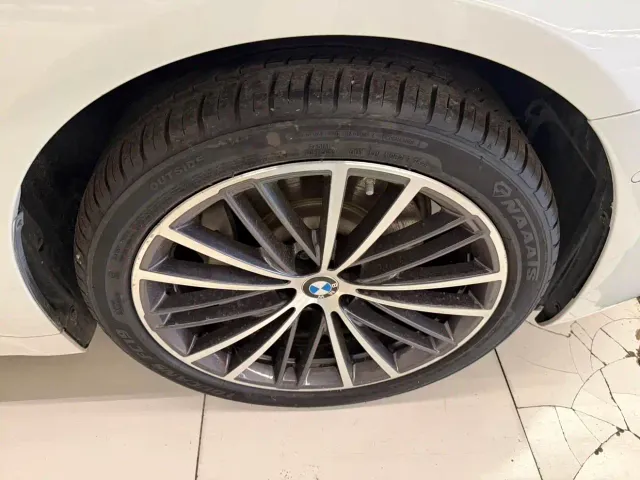 BMW 5 Series — Фото автомобиля 5