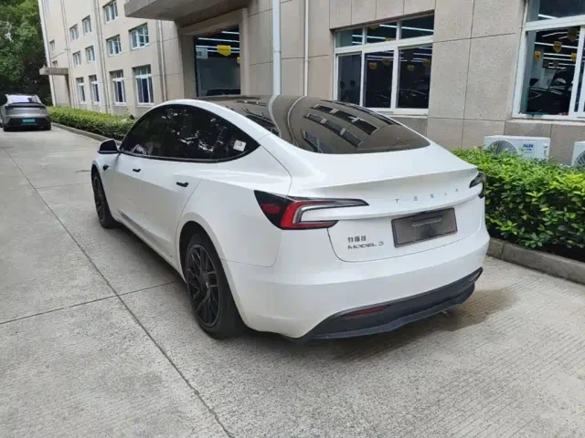 Tesla Model 3 — Фото автомобиля 4